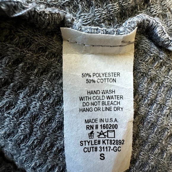 NWOT | GRAY LONG SLEEVE WAFFLE KNIT BABYDOLL TOP BUTTON FRONT V-NECK | SMALL - Picture 9 of 10